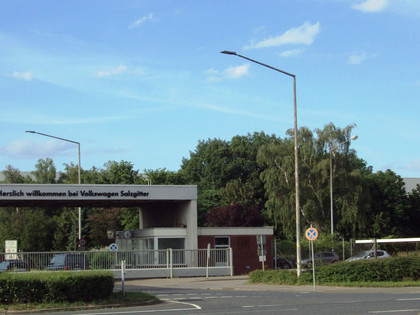 VolkswagenSalzgitter (3).JPG Eingangstor zum Volkswagen Werk Salzgitter mit großem VW-Logo an einem sonnigen Tag.