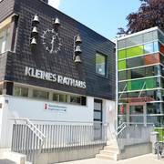 Außenansicht Kleines Rathaus Salzgitter-Bad mit Glockenspiel