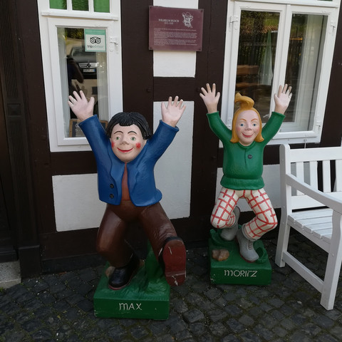 Max und Moritz vor der Wilhelm-Busch-Mühle