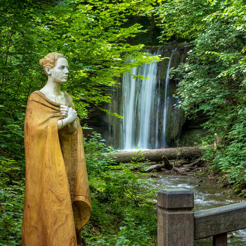 Wasserfall und Regentrude-Skulptur Heilbad Heiligenstadt