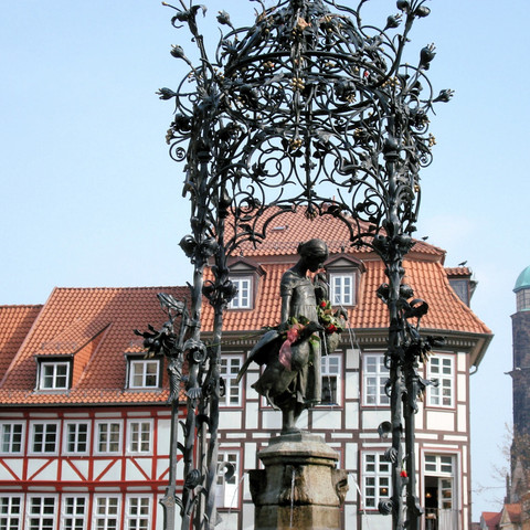 Gänseliesel Brunnen mit Jacobikirche