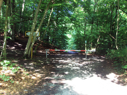 Salzgitter Höhenzug, Wanderweg 27 Waldeingang mit Schranke