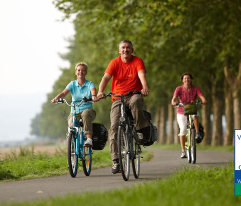 Radler auf dem Weser-Radweg