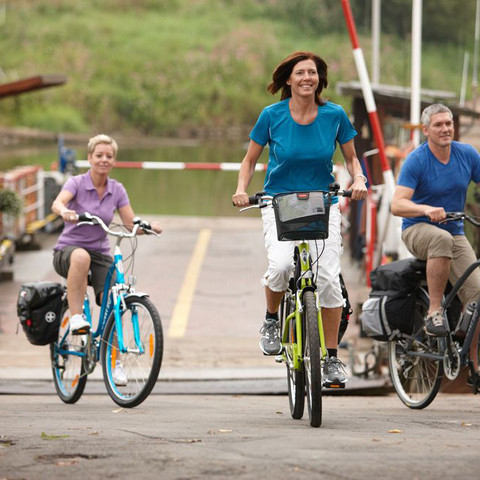 Radfahrer an der Fähre