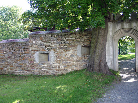Hüttenpforte und Mauer
