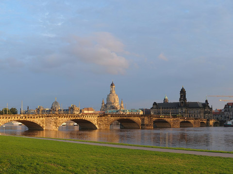Augustusbrücke Dresden (sogenannter Canaletto-Blick) bei erhöhtem Pegelstand der Elbe.