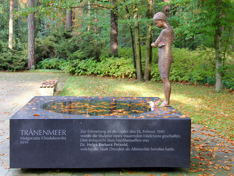 Skulptur Trauerndes Mädchen am Tränenmeer mit Wasserbecken