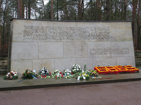 Sandsteinmauer zum Gedenken der Opfer der Luftangriffe auf Dresden