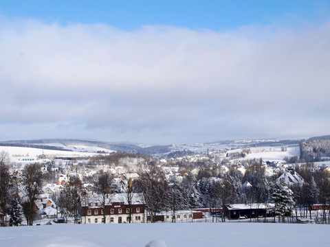 Winterliche Aussicht vom Talsperrenweg zum Bahnhof Cranzahl und in Richtung Annaberg-Buchholz
