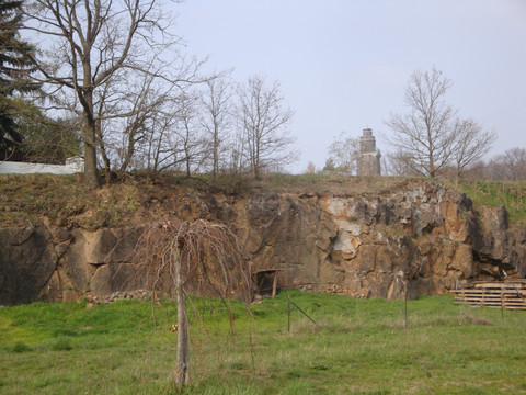 Pyroxengranitporphyr-Wand am Parkplatz