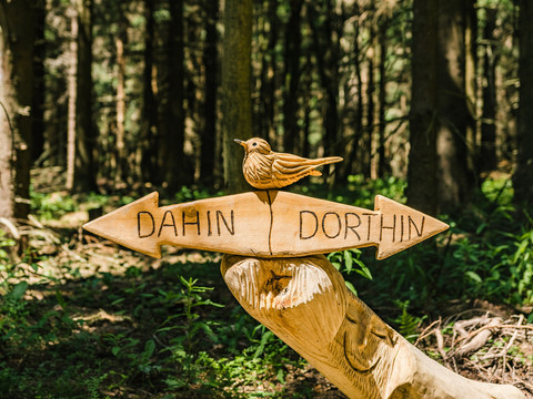 Holzfiguren an der Versöhnungsloipe