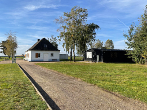 Freigelände mit Dokumentenhaus und Lagerbaracke