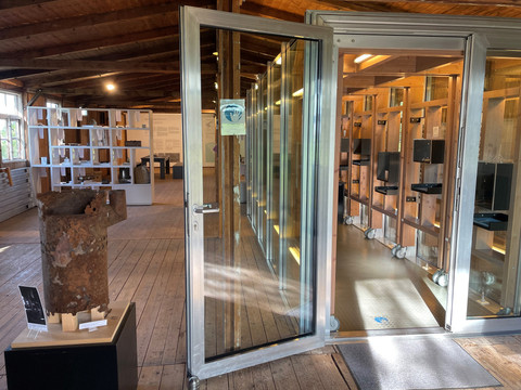 "Gläserne Vitrine" in ehemaliger Lagerbaracke