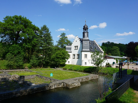 Wasserschloss Göltzsch mit Blick auf das Renaissance-Schlösschen Rodewisch