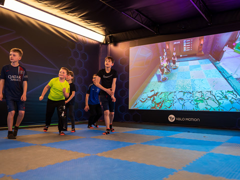 Valoarena Kinder spielen ein interaktives Spiel in der Valoarena mit virtuellen Projektionen.Children play an interactive game in the Valoarena with virtual projections.Děti hrají ve Valoareně interaktivní hru s virtuálními projekcemi.Dzieci grają w interaktywną grę w Valoarena z wirtualnymi projekcjami.Kinderen spelen een interactief spel in de Valoarena met virtuele projecties.I bambini fanno un gioco interattivo nella Valoarena con proiezioni virtuali.