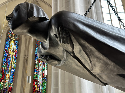 St Catherine's kerk met engelenbeeld van Ernst Barlach Katharinenkirche mit Barlach-EngelSt Catherine's Church with angel sculpture by Ernst BarlachSt Catherine's kerk met engelenbeeld van Ernst Barlach