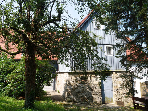 Blick vom Garten auf den Anbau