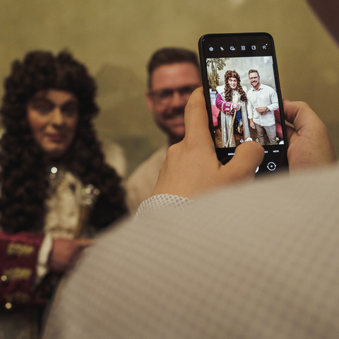 Künstlervermittlung Handyfotografie mit Künstler verkleidet als August der StarkeMobile phone photography with artist dressed as Augustus the StrongFotografování mobilním telefonem s umělcem převlečeným za Augusta SilnéhoFotografia telefonem komórkowym z artystą przebranym za Augusta MocnegoMobiele telefoon fotografie met artiest verkleed als Augustus de SterkeFotografia al cellulare con artista vestito da Augusto il Forte