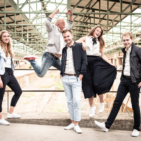 Teamfoto der agentur.respect GmbH - Dresden Teamfoto der agentur.respect GmbH - DresdenTeam photo of agentur.respect GmbH – DresdenTýmová fotografie společnosti agentur.respect GmbH - DrážďanyZdjęcie zespołu agentur.respect GmbH - DreznoTeamfoto van agentur.respect GmbH - DresdenFoto del team di agentur.respect GmbH - Dresda