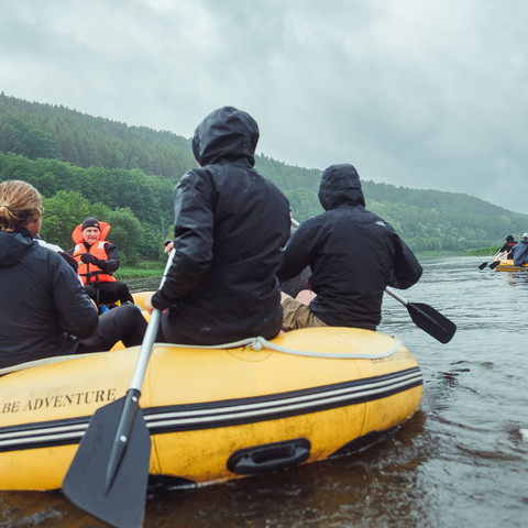 Incentive Incentive mit Schlauchboot auf der ElbeIncentive with a rubber boat on the ElbeMotivační akce s nafukovacím člunem na LabiMotywacja z nadmuchiwaną łodzią na ŁabieIncentive met opblaasboot op de ElbeIncentivo con gommone sull'Elba