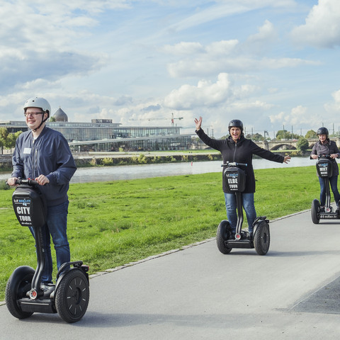 Incentive Incentive auf dem Elberadweg mit SegwaysIncentive on the Elbe Cycle Route with SegwaysMotivační akce na Labské cyklostezce s vozítky SegwayZachęta na ścieżce rowerowej Elbe z SegwayamiStimulans op het Elbe fietspad met SegwaysIncentivo sulla pista ciclabile dell'Elba con i Segway