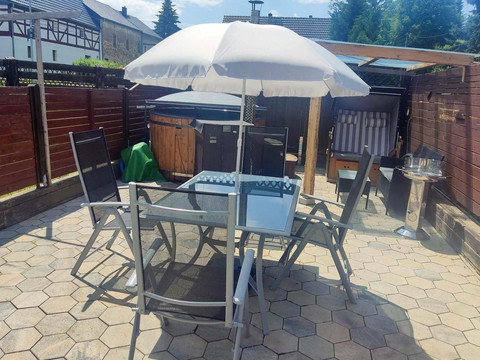 Terrasse mit Gartenmöbel, Strandkorb