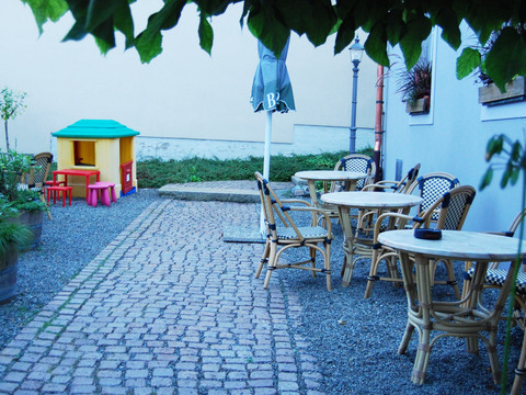 Außenbereich mit Biergarten und Spielecke