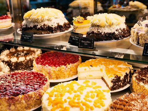 Kuchenauslage im Café Annabella des Räucherkerzenland in Crottendorf
