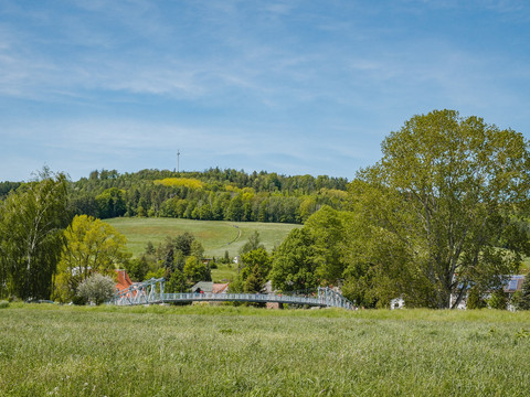 Sörnziger Hängebrücke mit Rochlitzer Berg im Hintergrund