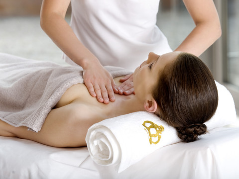 Wohltuende Massage Frau genießt Rückenmassage auf einem Tisch, umgeben von einem ruhigen und hellen Raum.Woman enjoying a back massage on a table, surrounded by a quiet and bright room.Žena si užívá masáž zad na stole, obklopená tichou a světlou místností.Kobieta korzystająca z masażu pleców na stole, otoczona cichym i jasnym pomieszczeniem.Vrouw geniet van een rugmassage op een tafel, omgeven door een rustige en lichte kamer.Donna che si gode un massaggio alla schiena su un lettino, circondata da una stanza tranquilla e luminosa.