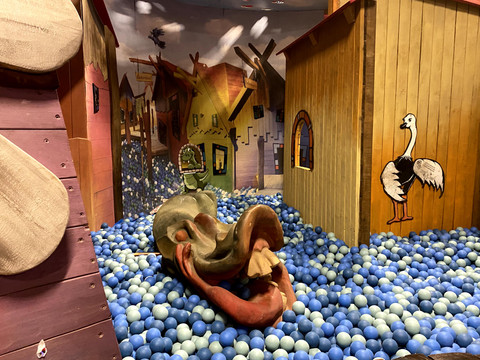 Spielbereich Bunter Indoor-Spielbereich mit Ballpool, Holzhäusern und Tierfiguren für Kinder.Colorful indoor play area with ball pool, wooden houses and animal figures for children.Barevný vnitřní hrací koutek s kuličkovým bazénem, dřevěnými domečky a figurkami zvířat pro děti.Kolorowy wewnętrzny plac zabaw z basenem z piłeczkami, drewnianymi domkami i figurkami zwierząt dla dzieci.Kleurrijke binnenspeeltuin met ballenbad, houten huisjes en dierenfiguren voor kinderen.Colorata area giochi interna con piscina di palline, casette di legno e figure di animali per bambini.