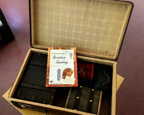 IMG_20241014_151808.jpg Geöffneter Koffer mit Truhen und Rätselhaft