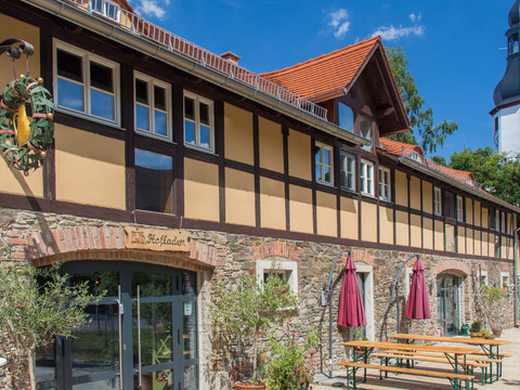 Gut Neumark mit Kirche