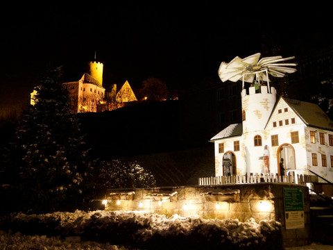Weihnachtspyramide in Scharfenstein mit Burg Scharfenstein im Hintergrund