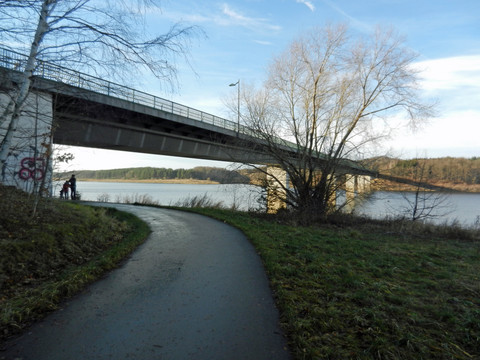 Talsperrenbrücke mit Unterquerung des Promenadenweges