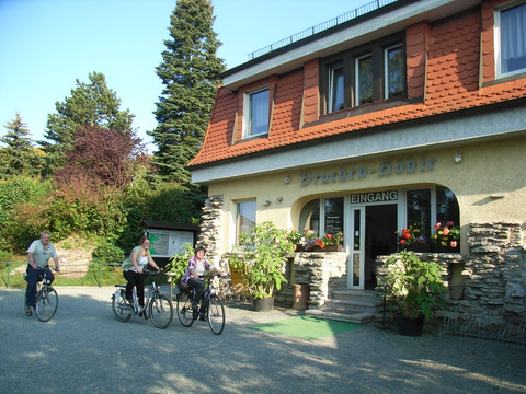 Radfahrer vor der Drachenhöhle