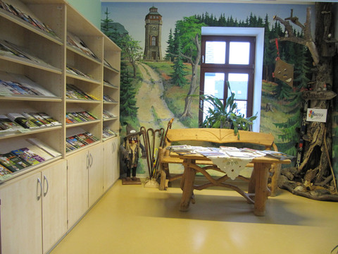 Regal und Sitzgruppe im Tourist-Service-Center Eibenstock