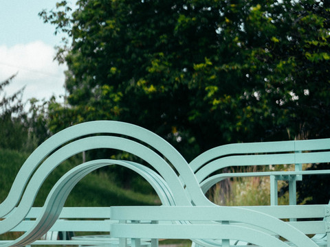 © Jeppe Hein, Modified Social Bench for Jahnsdorf #01, 2024; Courtesy König Galerie, Berlin und 303 Gallery, New York