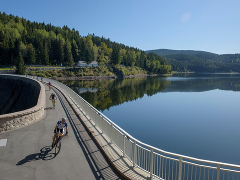 Überquerung der Staumauer der Talsperre Sosa