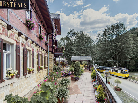 Das Forsthaus mit Kirnitzschtalbahn