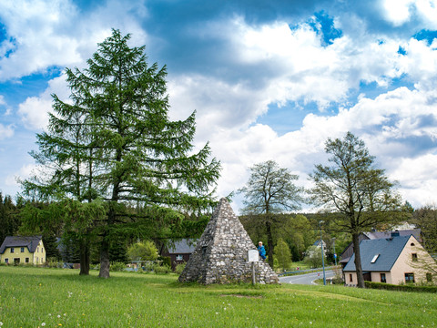 Steinpyramide in Kretscham-Rothensehma