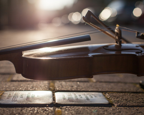 Klag-der-Stolpersteine-c-TinaPeissker.png Violine liegt über einem Stolperstein in Jena