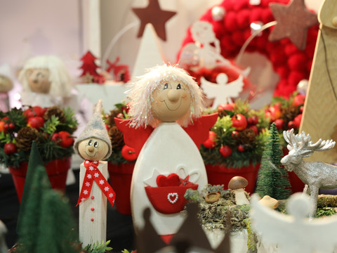Weihnachtsmarkt Schloss Eulenbroich Weihnachtliche Dekoration mit Engelfiguren, Tannenzweigen und roten Beeren in festlicher Anordnung.