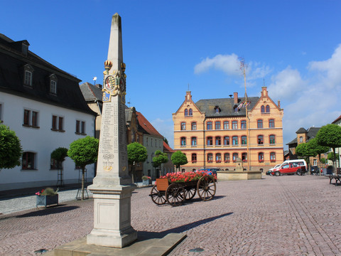 Marktplatz Auma mit Postmeilensäule