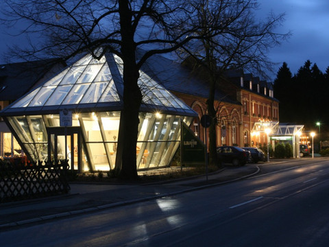 Außenansicht im Dunkeln Bayerischer Hof