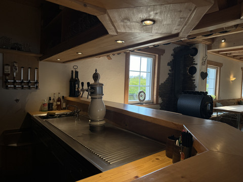 Jägerhof - Veranstaltungsraum Gemütliche Schanktheke in einer traditionellen Gaststube mit Fensterblick auf eine ländliche Umgebung.