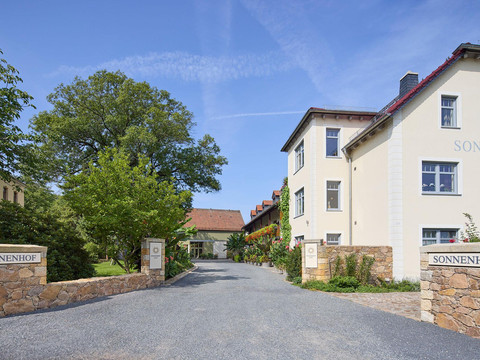 Neben Pfarrhaus und Kirche