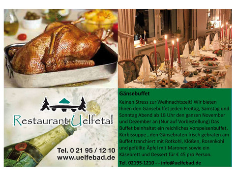 Gänsebuffet.jpg Gericht mit einem goldbraun gebratenen Gänsebraten in einer Metallpfanne, daneben ein festlich gedeckter Tisch.