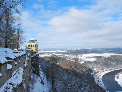 Winterliche Aussicht von der Festung Königstein auf verschneite Täler und die Elblandschaft.