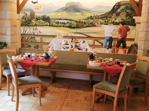 Frühstücksraum mit reichhaltigem Frühstück